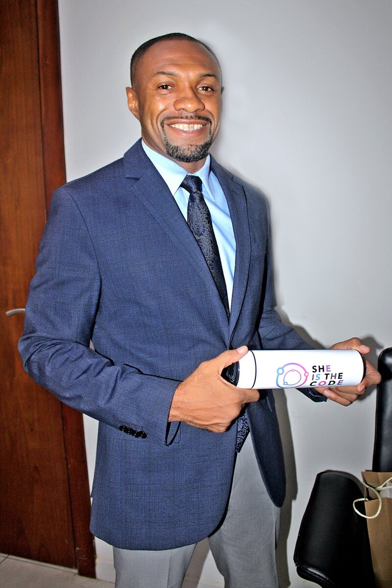 Jean-Patrick Ehouman avec un diplôme du programme SheIsTheCode
